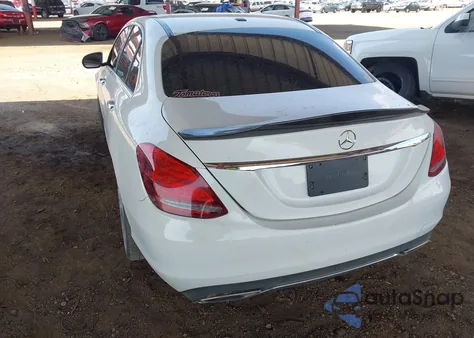 2016 Mercedes-Benz C 300 z USA, uszkodzony, nr VIN 55SWF4JB3GU178561